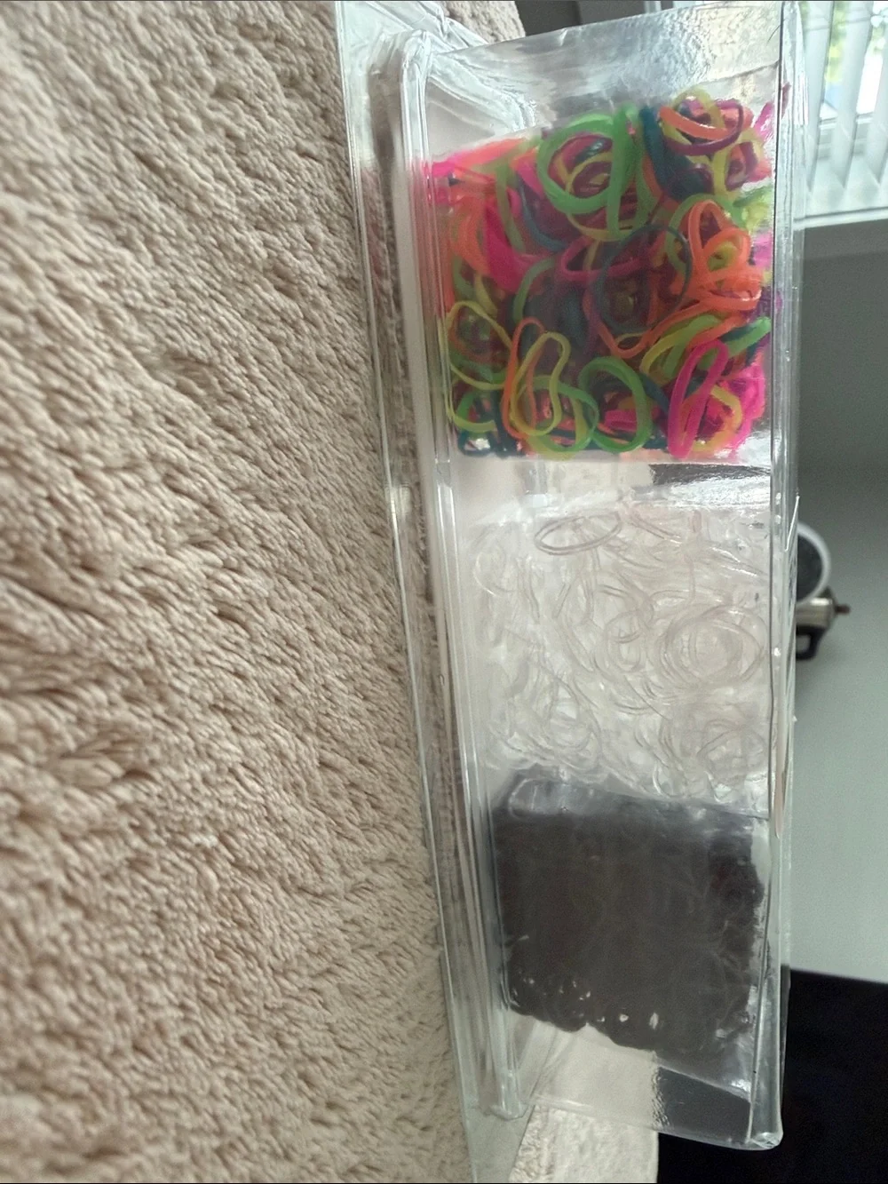 Scunci Polybands and Reusable Clamshell Value Pack - 2000 ct Rainbow Polybands